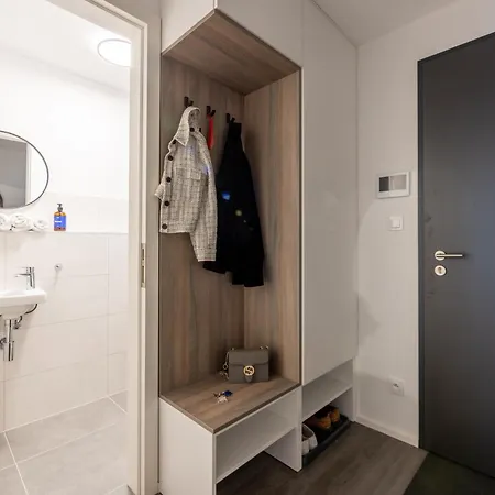 Days - Modern With Terrace And Ac In Karlin Daire *